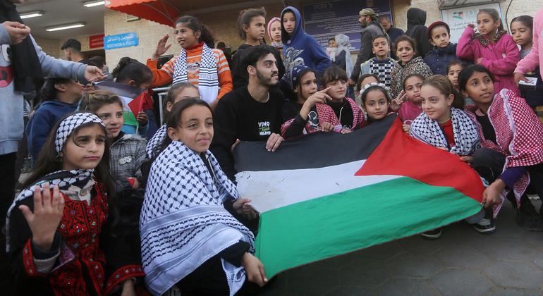Unos niños de Gaza muestran la bandera palestina tras el alto el fuego.
